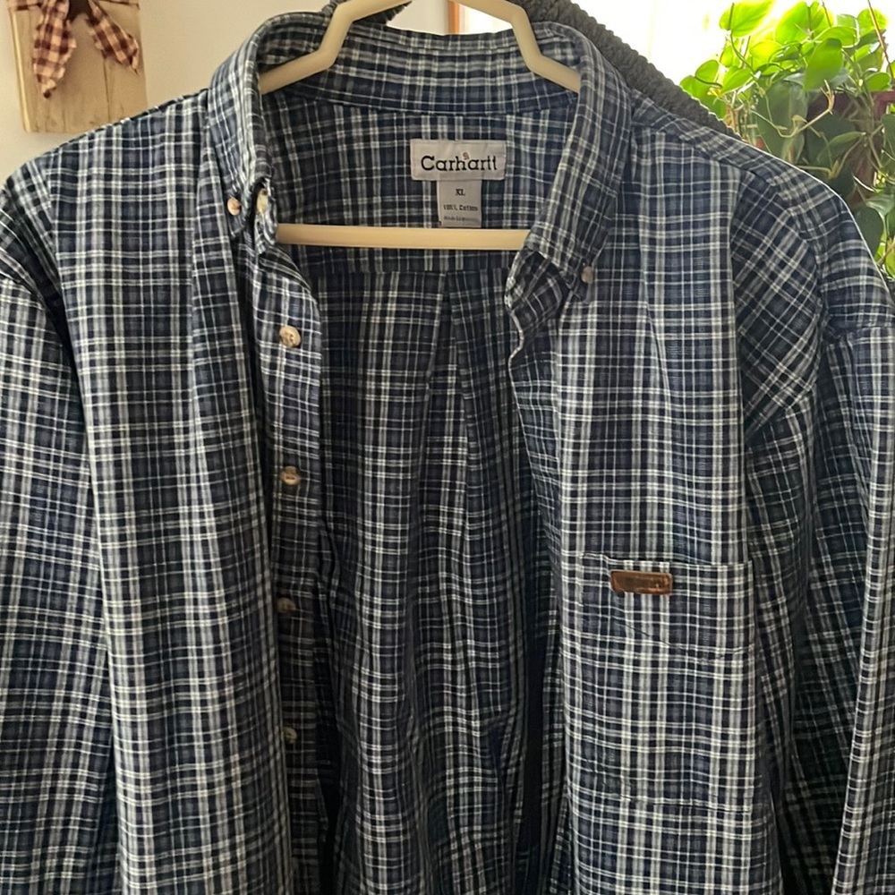 Men’s lg sleeve Carhartt 100% cotton button down work shirt excellent condition